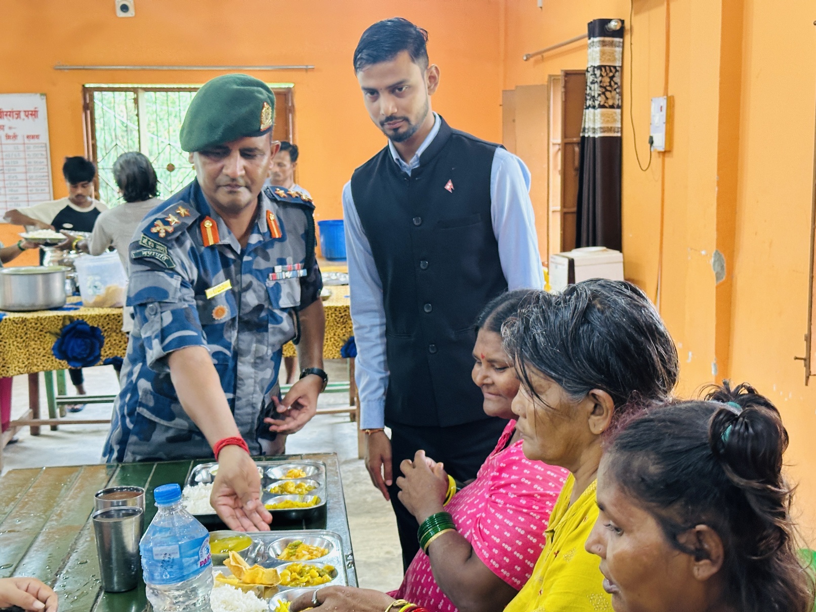 सशस्त्र प्रहरी एसपी भट्ट र निरीक्षक खड्काद्वारा मानवसेवा आश्रमको अवलोकन तथा सेवा सहभागिता