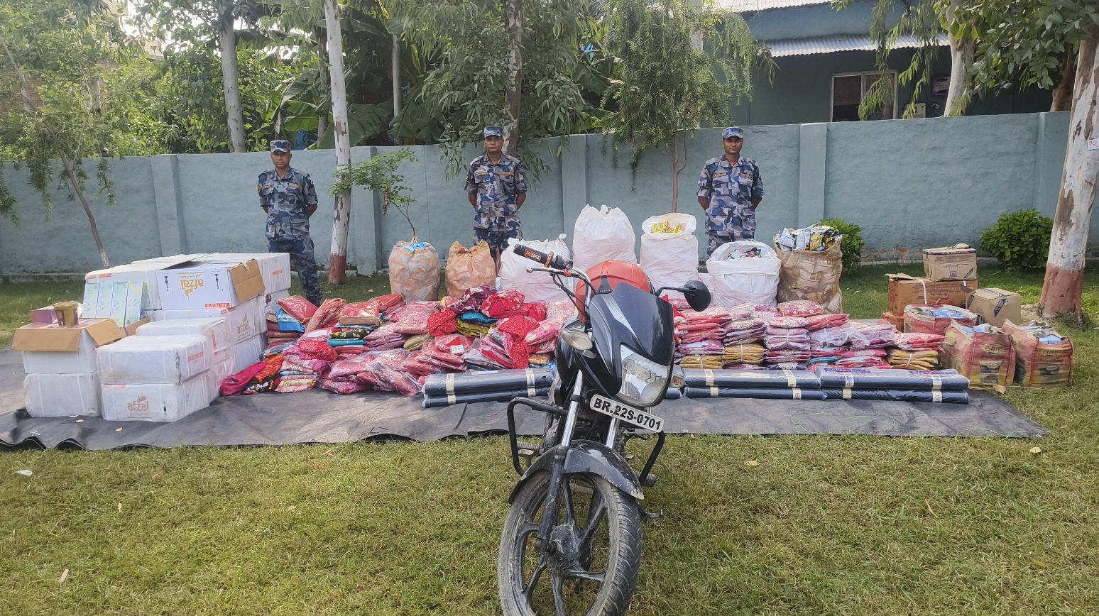 सशस्त्र प्रहरी पर्साद्वारा लाखौं मूल्यबराबरको सामान नियन्त्रण, भन्सारमा बुझाइयो
