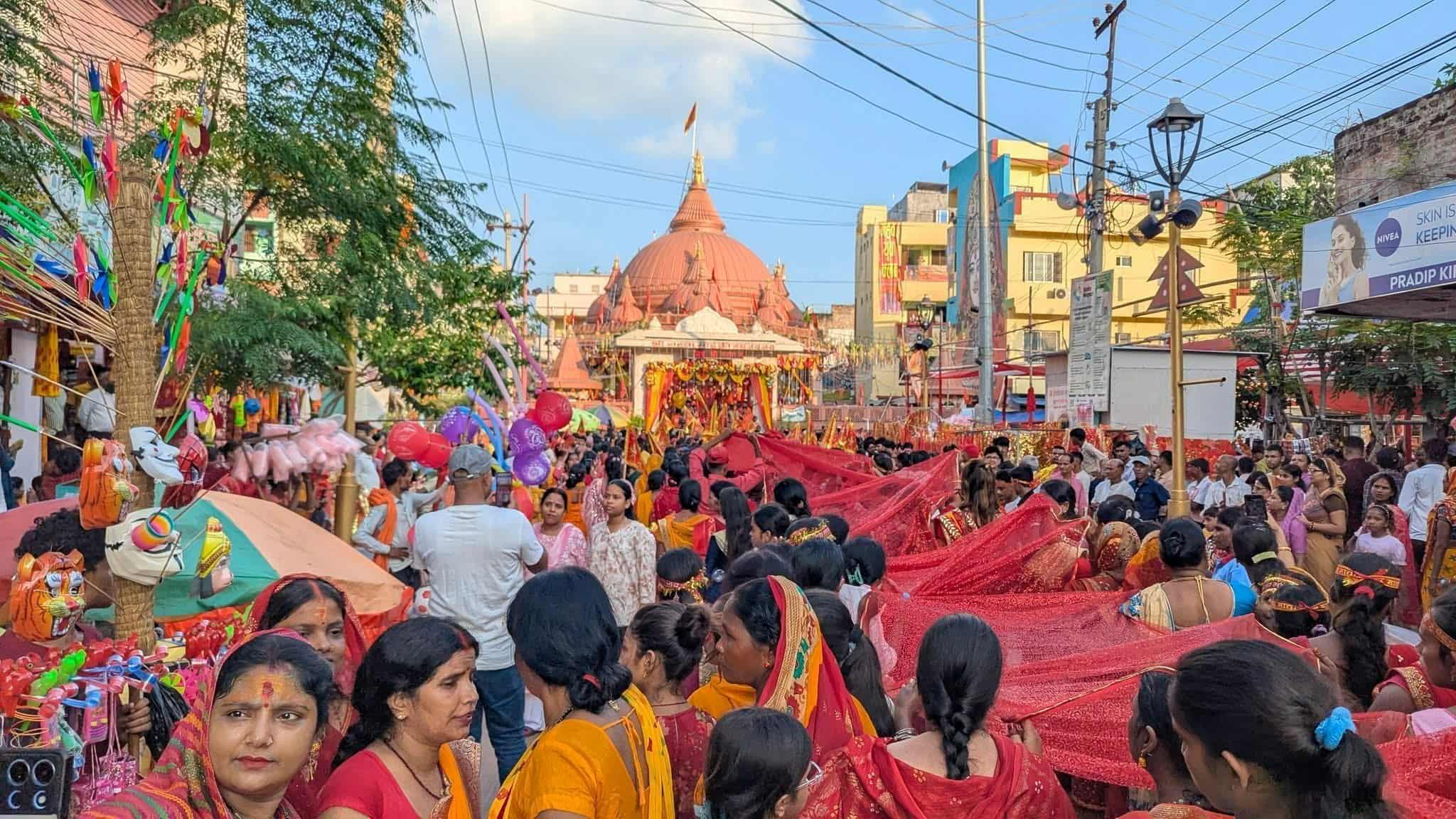 वीरगञ्जमा १५१ मिटर लामो चुनरी यात्रामा हजारौं भक्तजनको सहभागिता