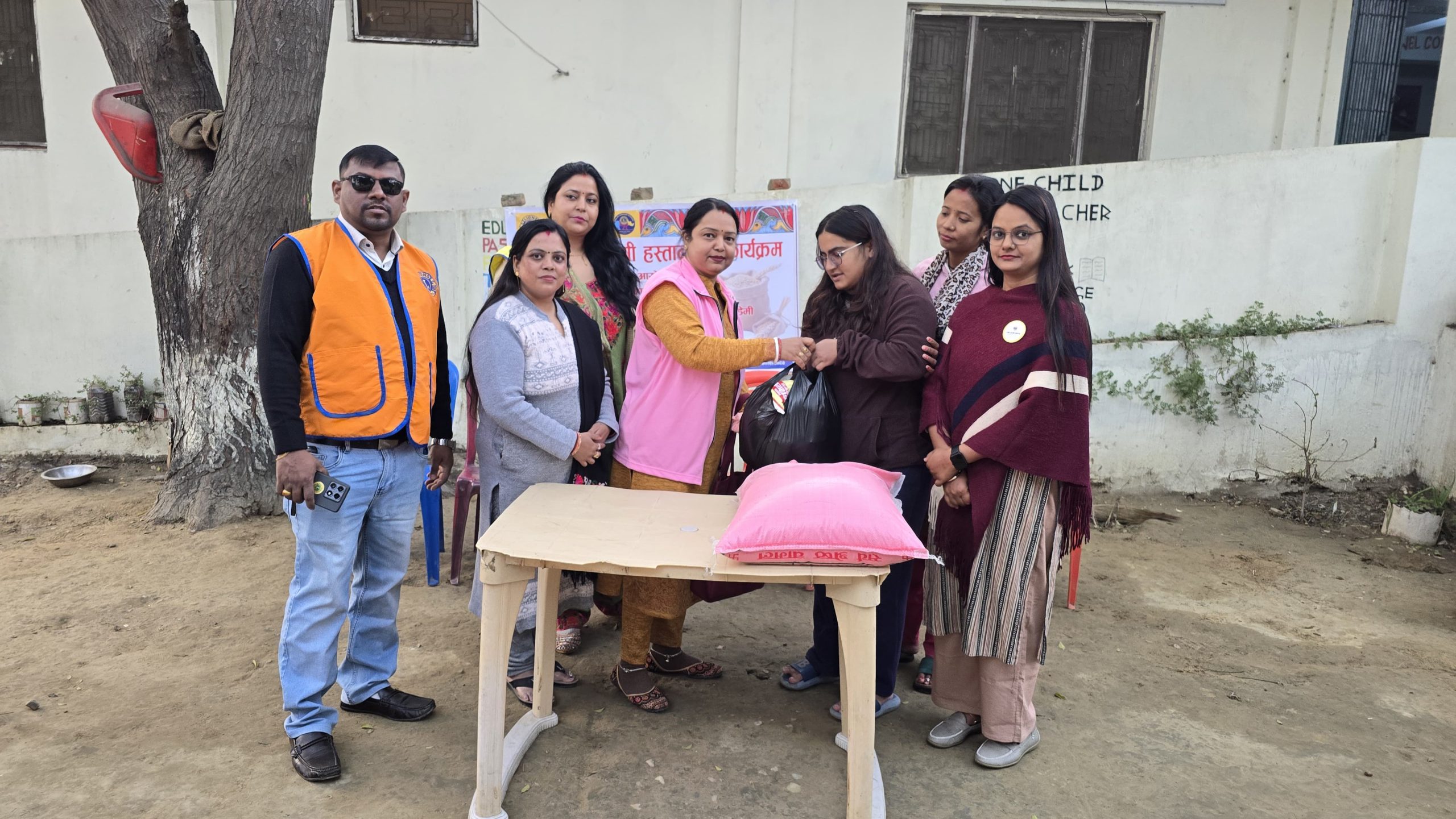 लायन्स क्लबद्वारा आवर संसार बाल गृहलाई खाद्यान्न सामग्री सहयोग