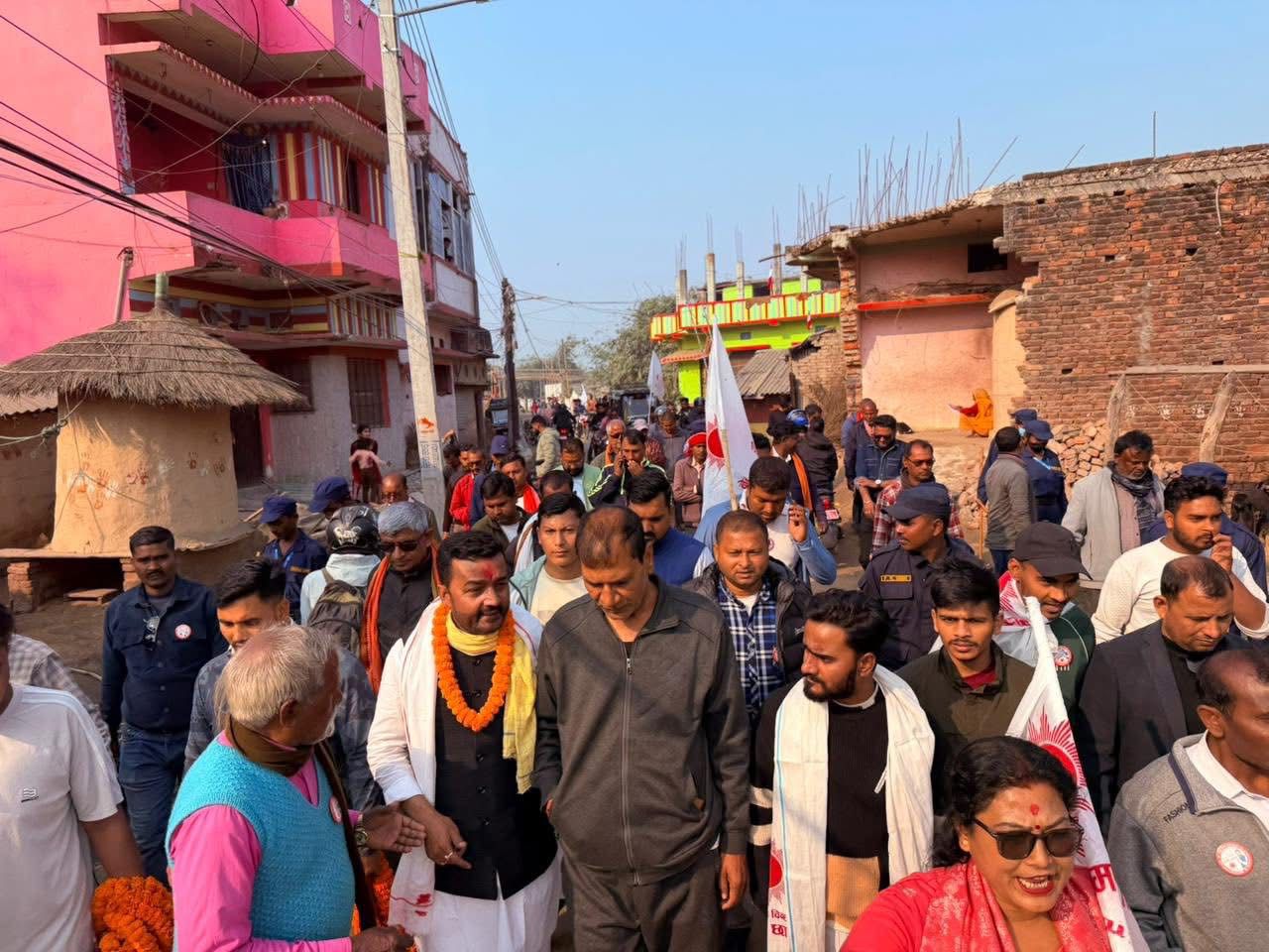 वीरगञ्ज – २१ मा घरदैलो गर्दै एमाले उम्मेदवार प्रदीप यादवले भने, “पर्साको विकास, समृद्धि र स्थिर सरकारका लागि एमालेलाई मतदान गर्नुस्”