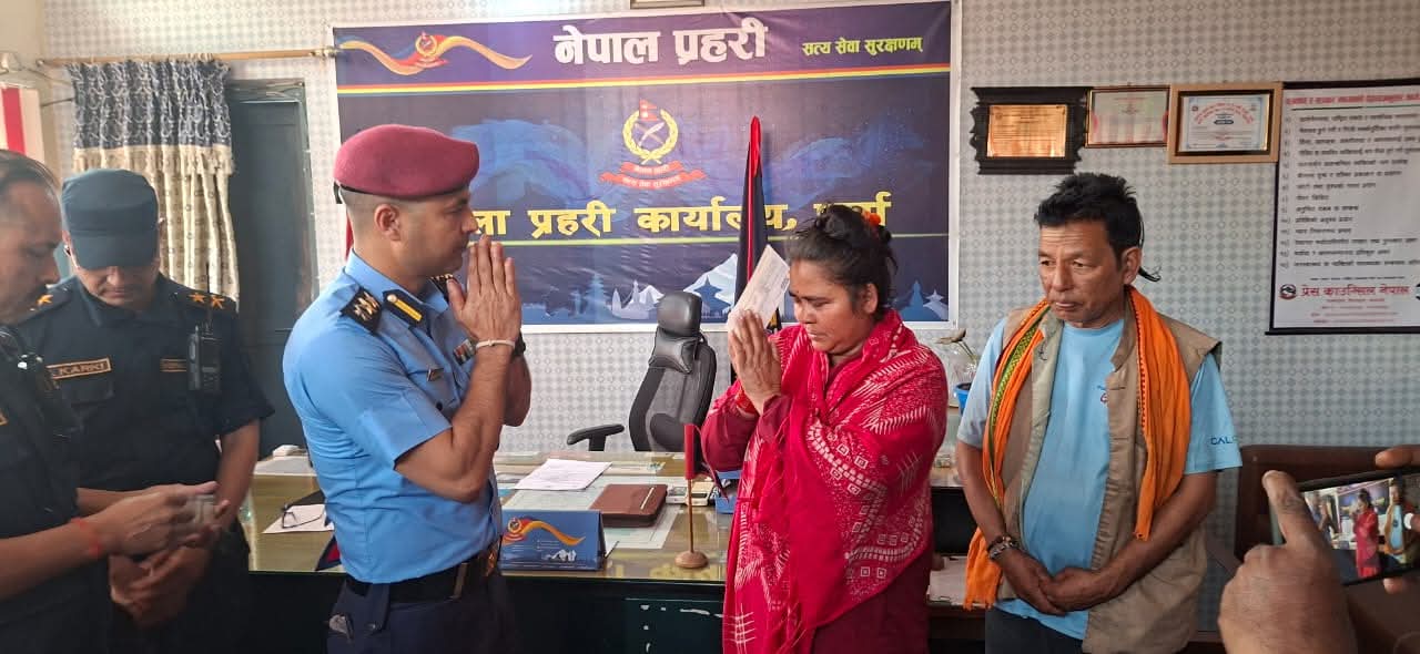 श्रीमतीको खुट्टा काटिएको घटनापछि पीडित हरिकला सहनीका अभिभावकलाई आर्थिक सहयोग