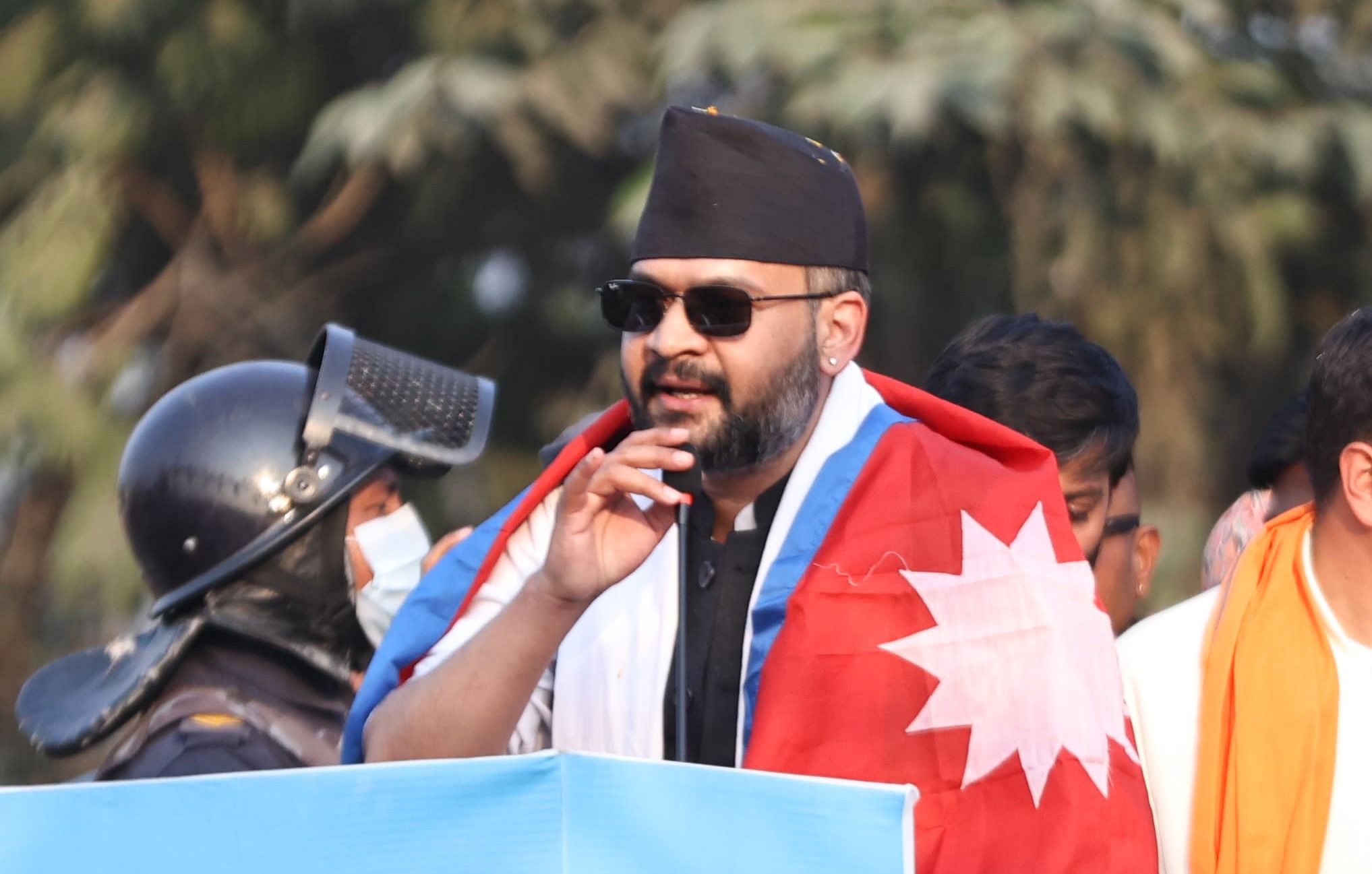 काठमाडौंमा भोट खसालेर हेलिकोप्टरबाट झापा लागे बालेन