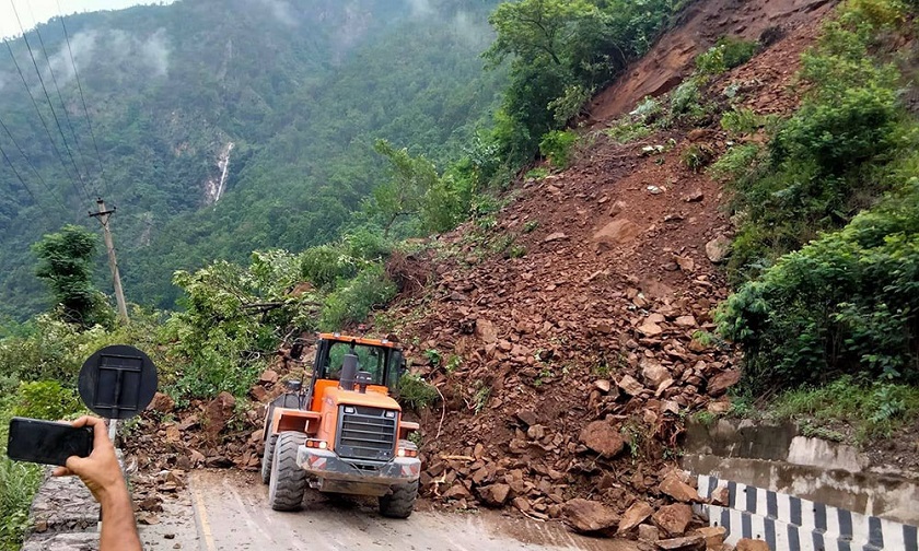 वर्षा र पहिरोका कारण मुख्य राजमार्गहरू प्रभावित, कहाँको अवस्था कस्तो छ?